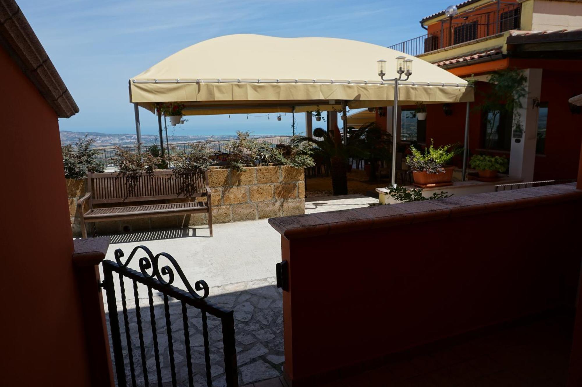 Bed and Breakfast La Terrazza Motta Атри Экстерьер фото